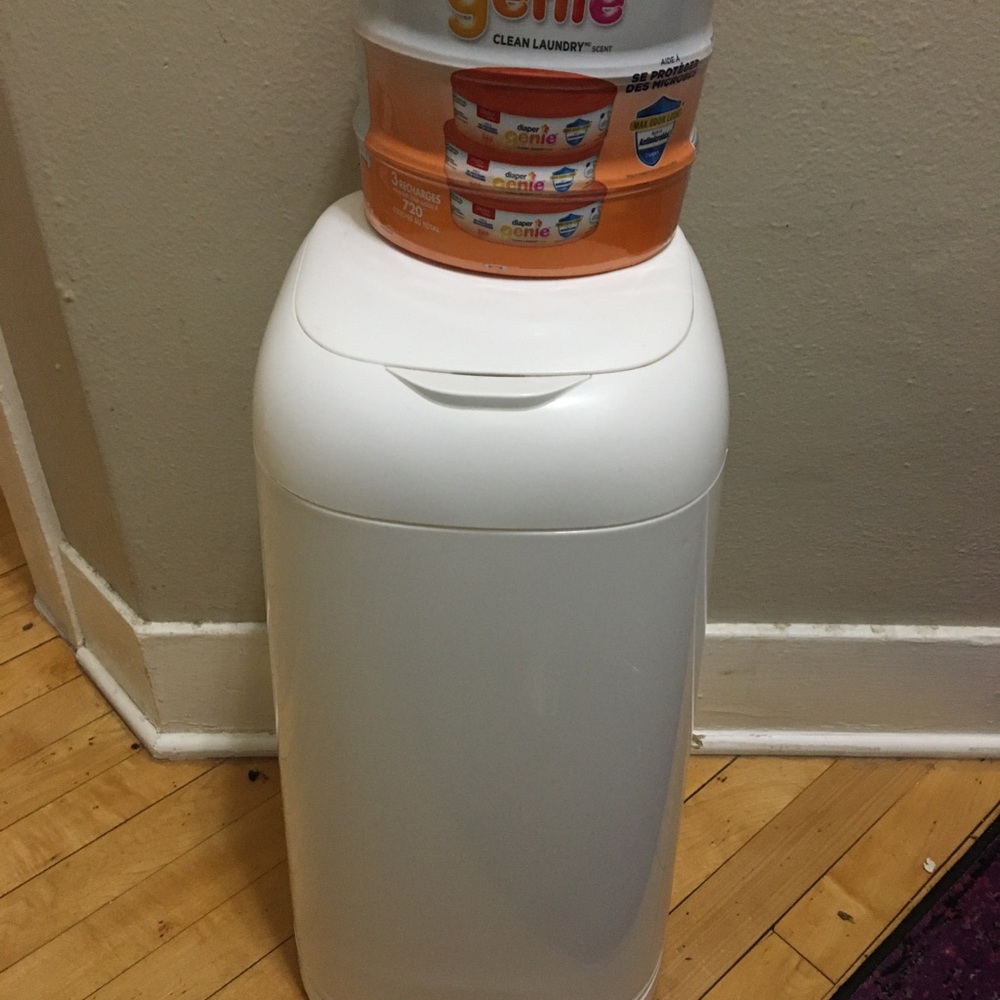 Diaper Genie Expressions w/1 refill included and 3 extra refills. (1-720diapers)